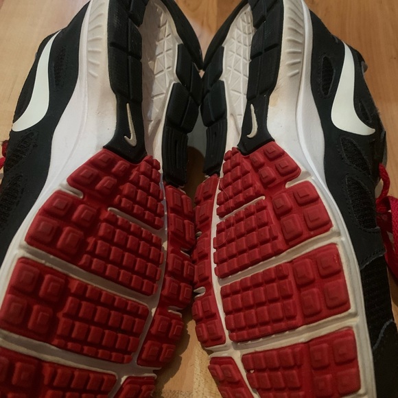 Nike Revolution 2 Size 8 Red and Black - Picture 3 of 3